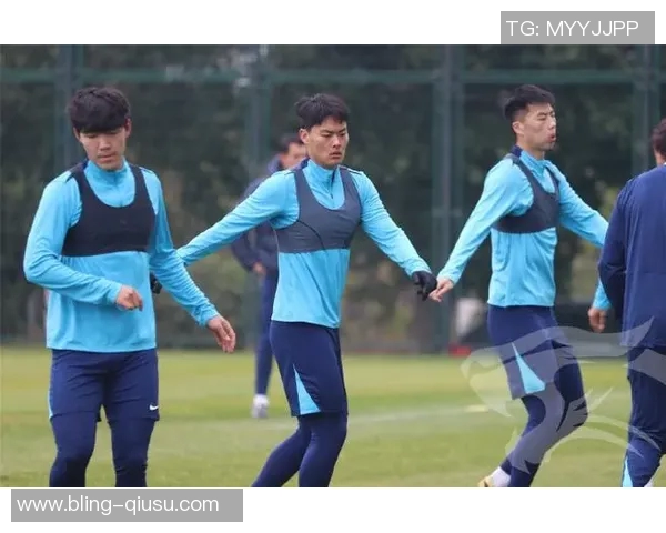 莫拉与教练团队携手队员们共同开启上任后的首次冬季训练课程